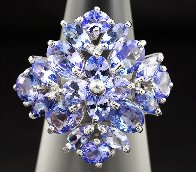 Великолепное серебряное кольцо с танзанитами