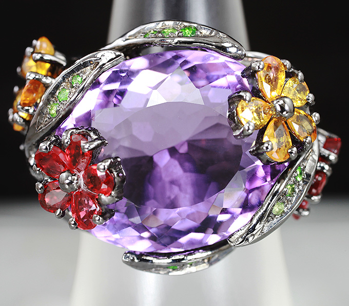 Серебряное кольцо с аметистом, цаворитами, желтыми и красными сапфирами