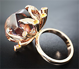 Кольцо с крупным кабошоном аметрина, желытми и бесцветными сапфирами Золото
