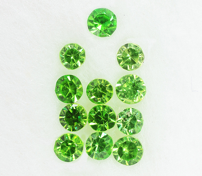 Набор из 12 уральских демантоидов 0,44 карат