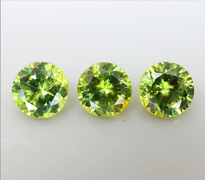 Набор из 3 уральских демантоидов 0,66 карат