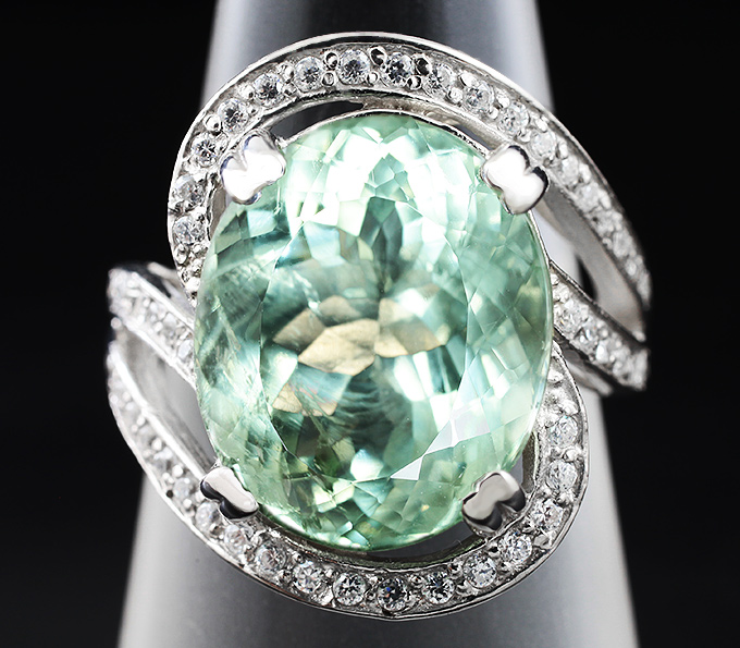 Изысканное серебряныое кольцо с зеленым аметистом