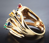 Кольцо с кристаллическим черным опалом и разноцветными сапфирами Золото