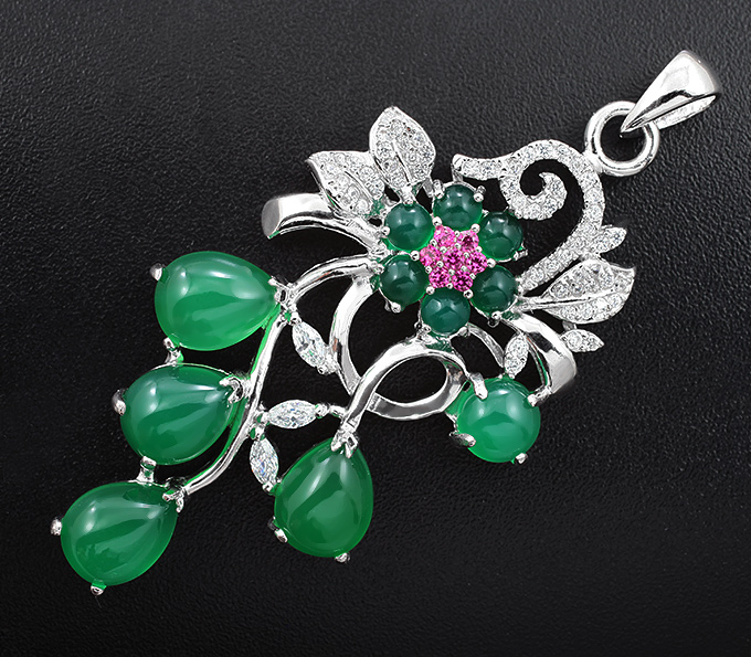 Изысканный серебряный кулон с зелеными агатами