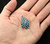 Эффектный серебряный кулон с голубыми топазами и изумрудами Серебро 925