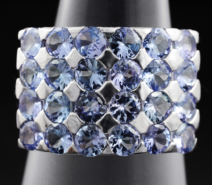 Замечательное крупное серебряное кольцо с танзанитами