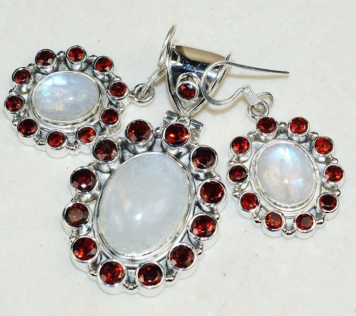 Комплект с лунным камнем и гранатами