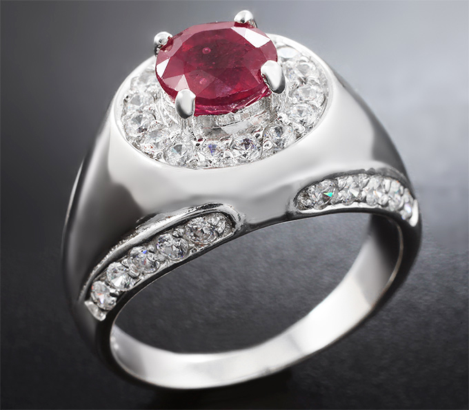 Стильное серебряное кольцо с рубином