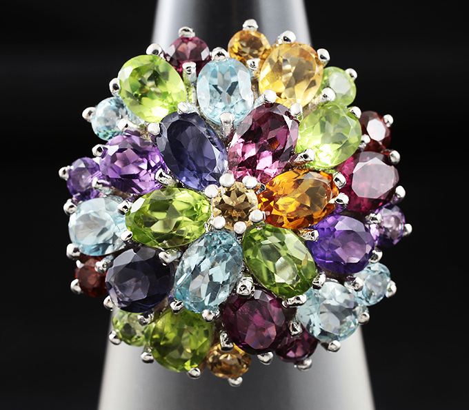 Праздничное серебряное кольцо с самоцветами