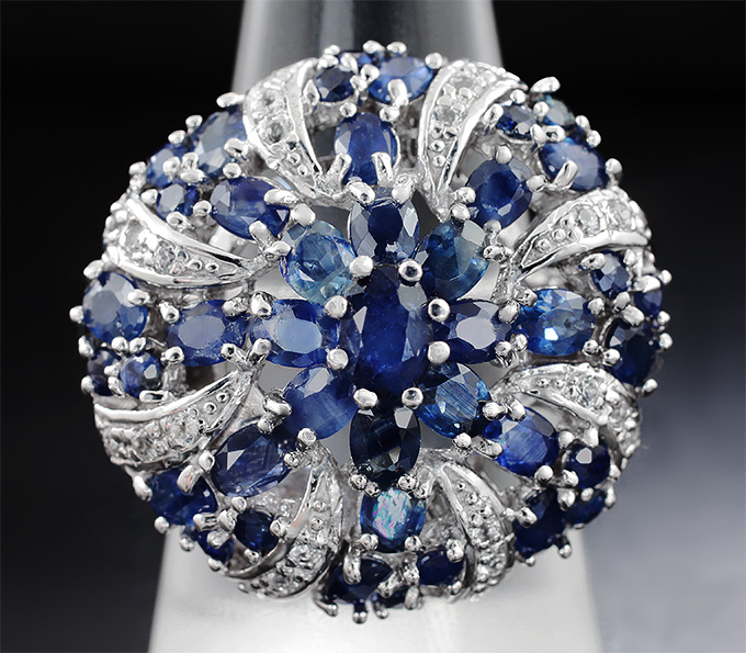 Роскошное крупное серебряное кольцо с синими сапфирами