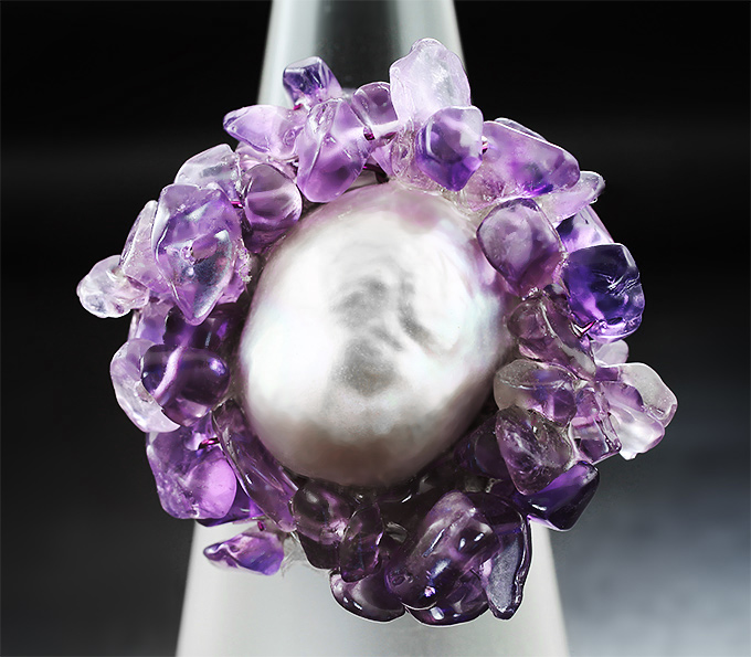 Крупное серебряное кольцо с жемчжиной и аметистами
