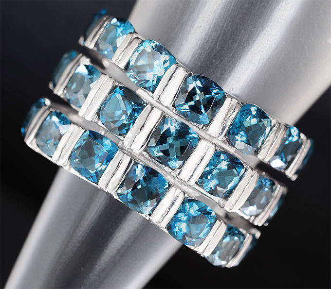 Стильное серебряное кольцо с насыщенно-синими топазами