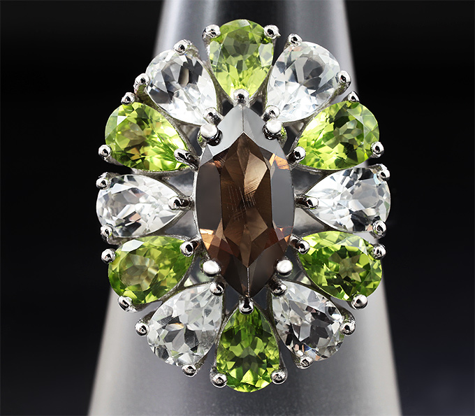 Эффектное серебряное кольцо с дымчатым кварцем, перидотами и топазами