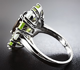 Эффектное серебряное кольцо с дымчатым кварцем, перидотами и топазами Серебро 925