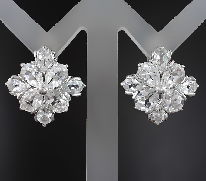 Серебряные серьги с бесцветными топазами