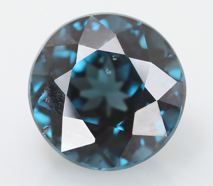 Гранат высокой чистоты со сменой цвета 0,85 карат