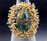 Золотое кольцо с кристаллическим черным опалом, разноцветными сапфирами, цаворитами и бриллиантами Золото