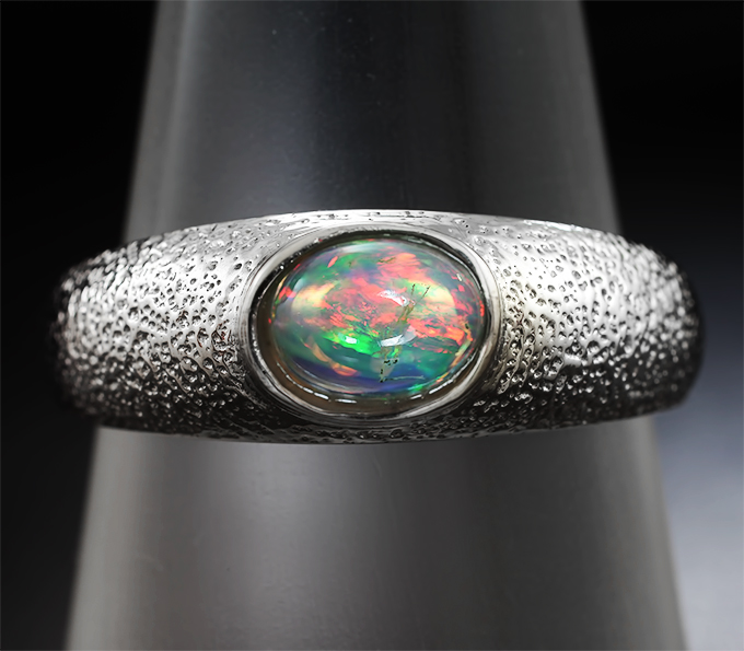 Замечательное серебряное кольцо с эфиопским опалом