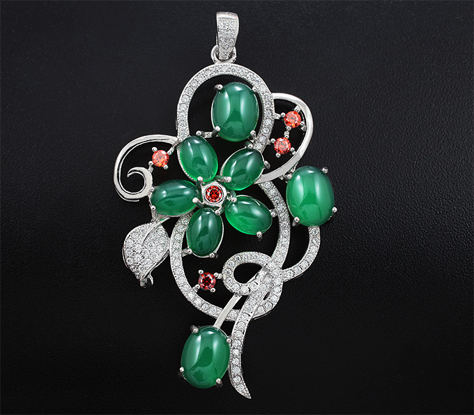 Изысканный серебряный кулон с зелеными агатами