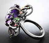 Серебряное кольцо c уругвайским аметистом, цаворитами и пурпурными сапфирами Серебро 925