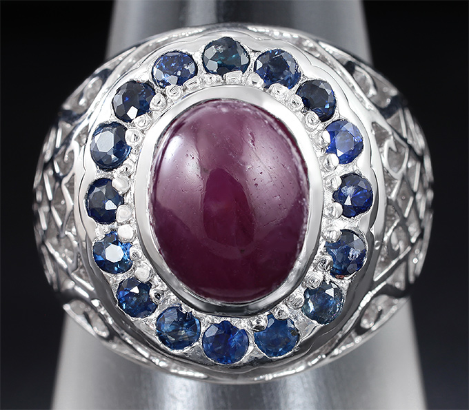 Стильное серебряное кольцо с рубином и синими сапфирами