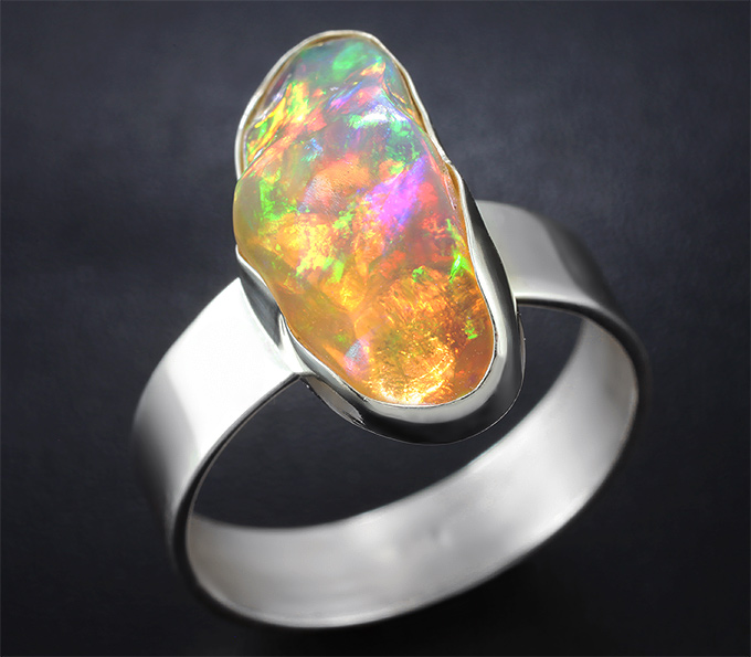 Серебряное кольцо с эфиопским опалом
