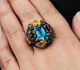 Серебряное кольцо c насыщенно-голубым топазом, цаворитами, синими и оранжевыми сапфирам Серебро 925