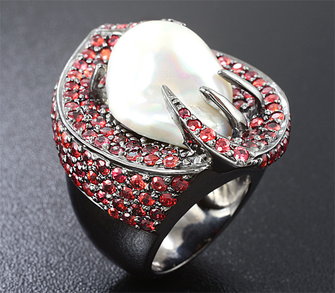 Серебряное кольцо c жемчужиной, красными и оранжевыми сапфирами
