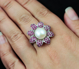 Серебряное кольцо-цветок с жемчужиной и пурпурными сапфирами Серебро 925
