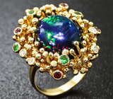 Золотое кольцо с кристаллическим черным опалом, цаворитами, сапфирами и брилиантами Золото