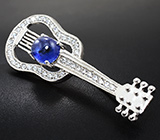 Серебряная брошь «Гитара» с синим сапфиром Серебро 925