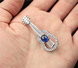Серебряная брошь «Гитара» с синим сапфиром Серебро 925