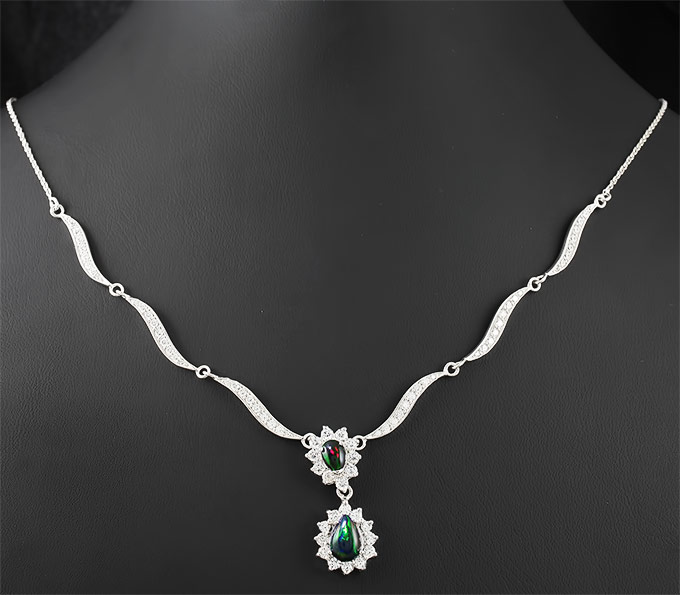 Изысканное серебряное колье с черными опалами