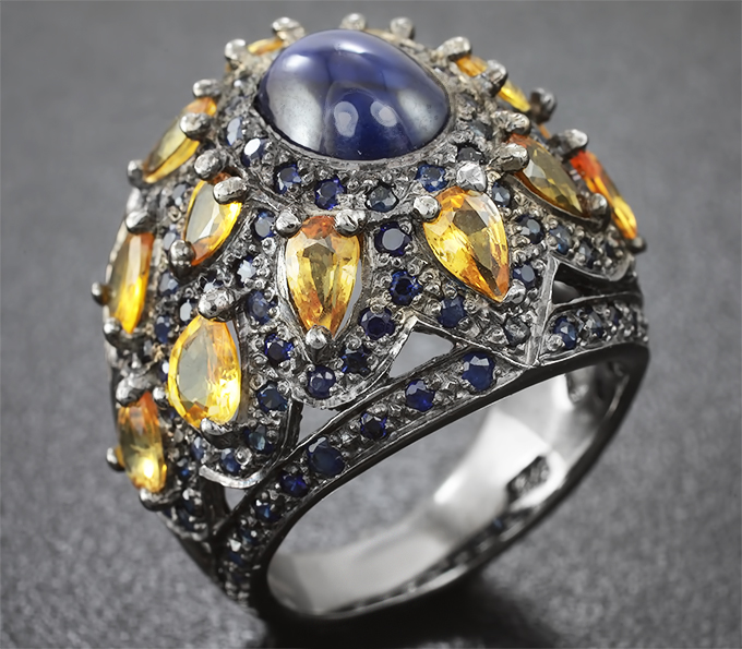 Серебряное кольцо с синими и желтыми сапфирами