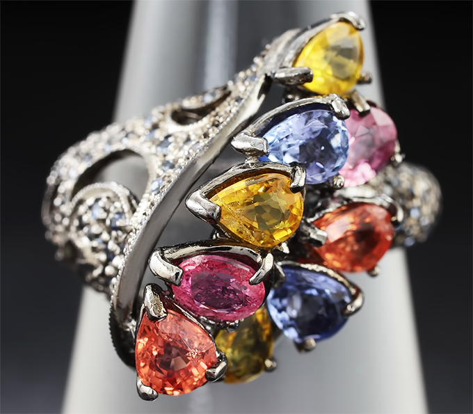 Серебряное кольцо с разноцветными сапфирами