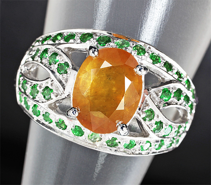 Серебряное кольцо с золотисто-желтым сапфиром и цаворитами