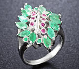 Эффектное серебряное кольцо с изумрудами и пурпурными сапфирами Серебро 925