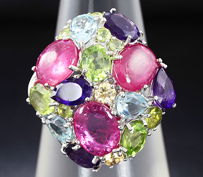 Праздничное серебряное кольцо с кабошонами рубинов и самоцветами