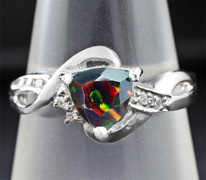 Элегантное серебряное кольцо с ограненным эфиопским черным опалом