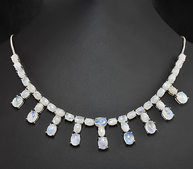Серебряное колье с лунным камнем