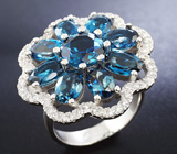 Эффектное серебряное кольцо с насыщенно-синими топазами Серебро 925