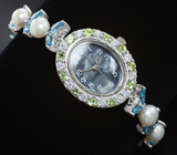 Часы с перидотами на серебряном браслете с жемчугом и голубыми топазами Серебро 925