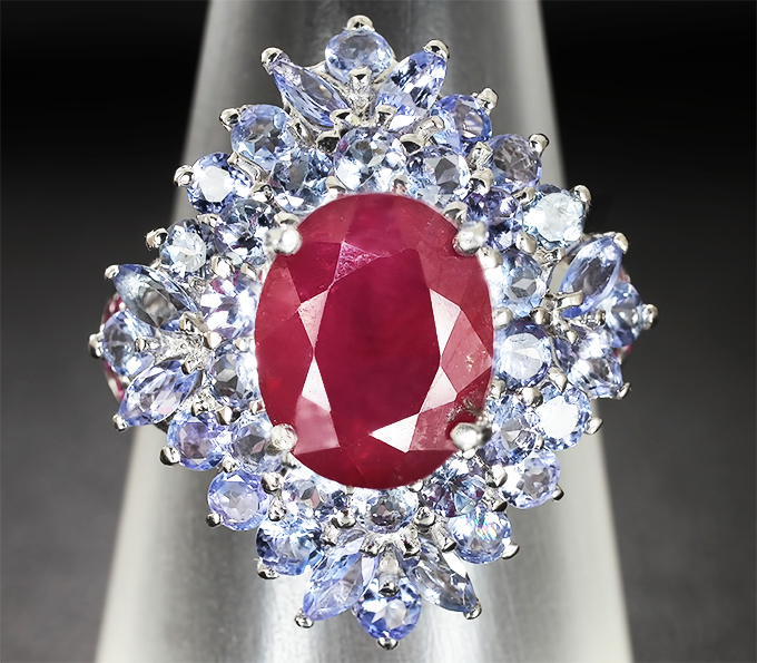 Превосходное серебряное кольцо с рубинами и танзанитами