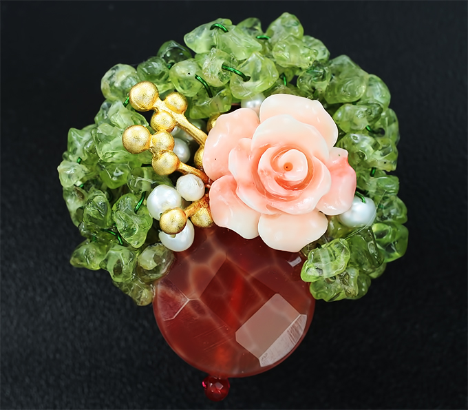 Серебряная брошь/кулон с корнелианом, резным кораллом, жемчугом и перидотами