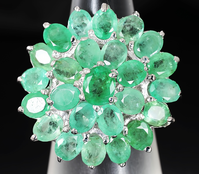 Замечательное серебряное кольцо с изумрудами