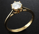 Золотое кольцо с бесцветным муассанитом 0,9 карат Золото