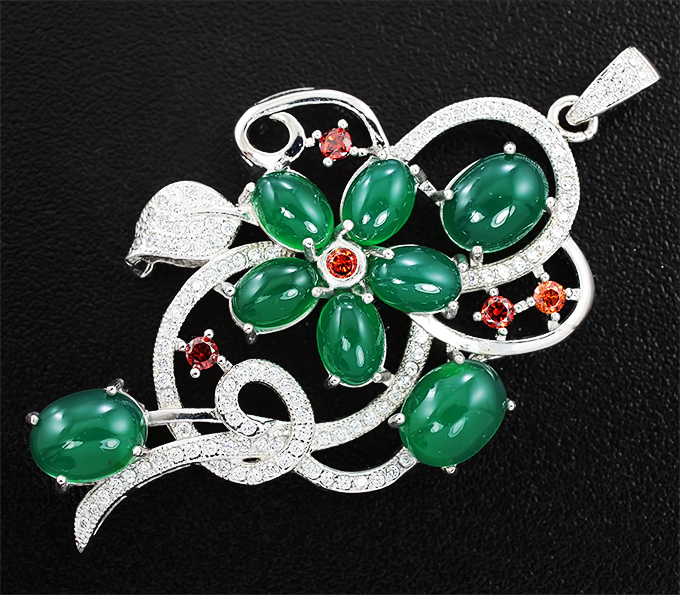 Изысканный серебряный кулон с зелеными агатами