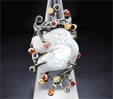 Серебряное кольцо с пузырчатым жемчугом, разноцветными сапфирами и рубинами 