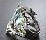 Серебряное кольцо с голубым топазом, цаворитами и мозамбикскими гранатами Серебро 925