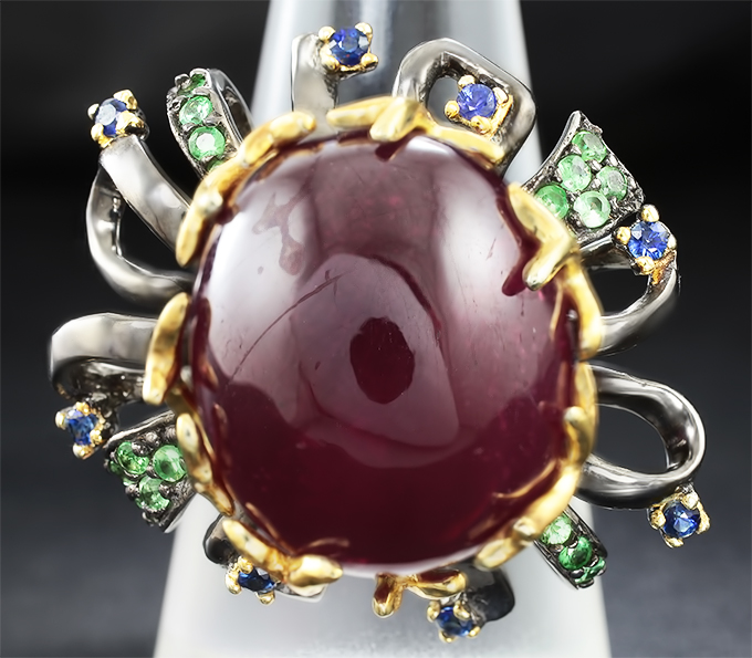 Серебряное кольцо с крупным кабошоном рубина, цаворитами и синими сапфирами